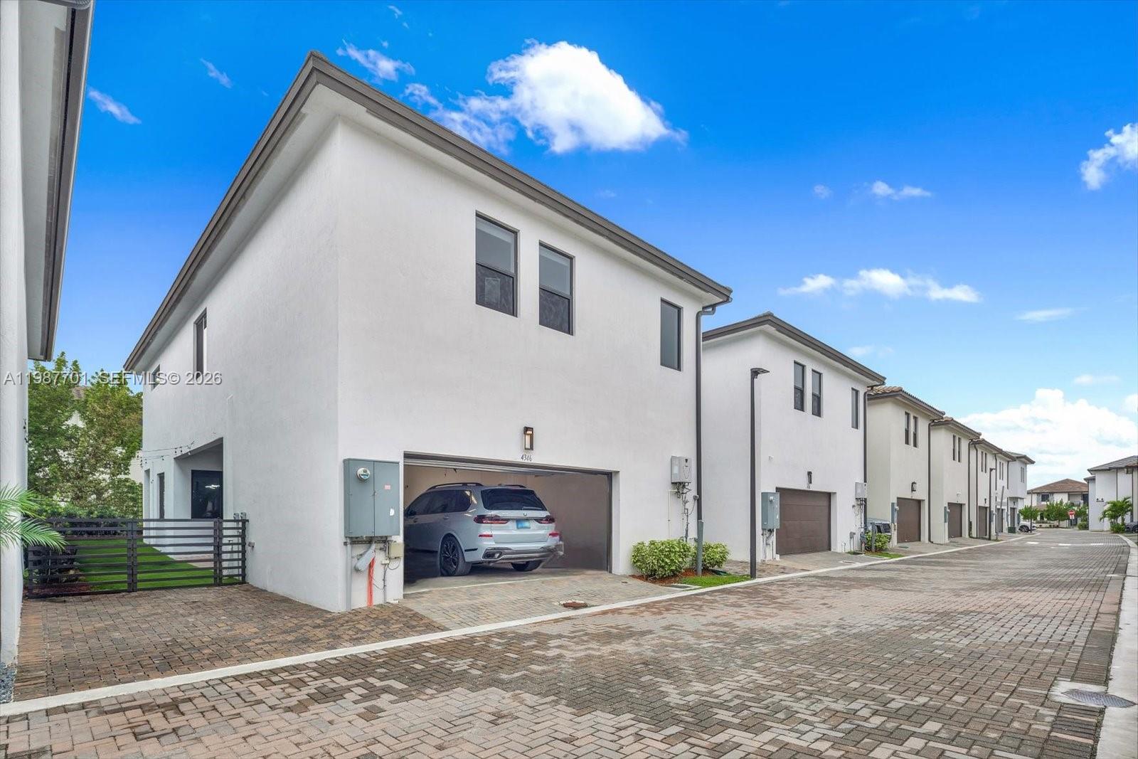 DOWNTOWN DORAL SOUTH PHAS - Residential