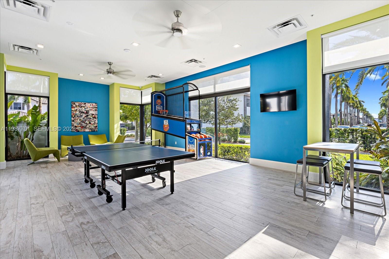 DOWNTOWN DORAL SOUTH PHAS - Residential