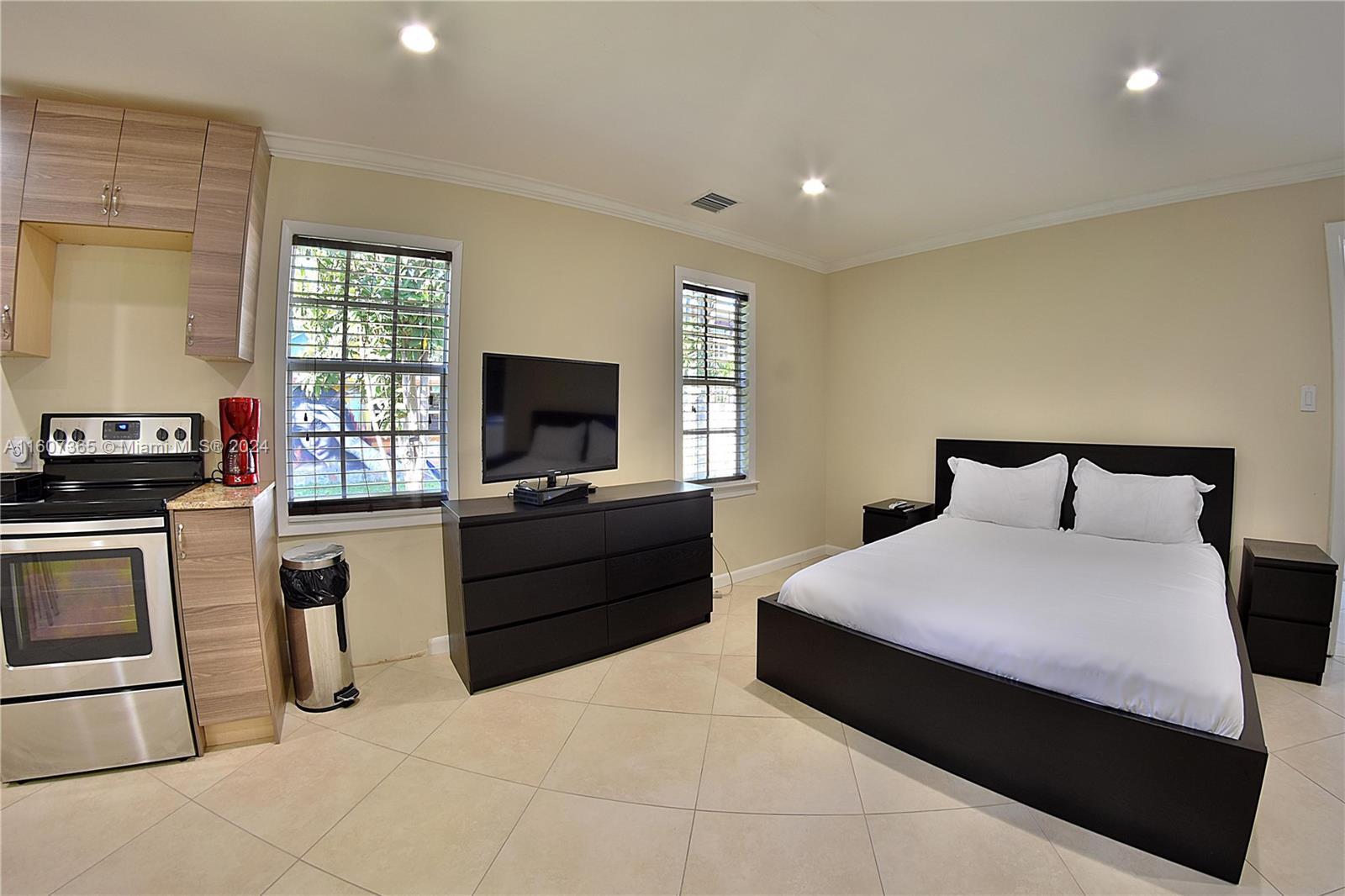 HOLLYWOOD LITTLE RANCHES - Residential Lease