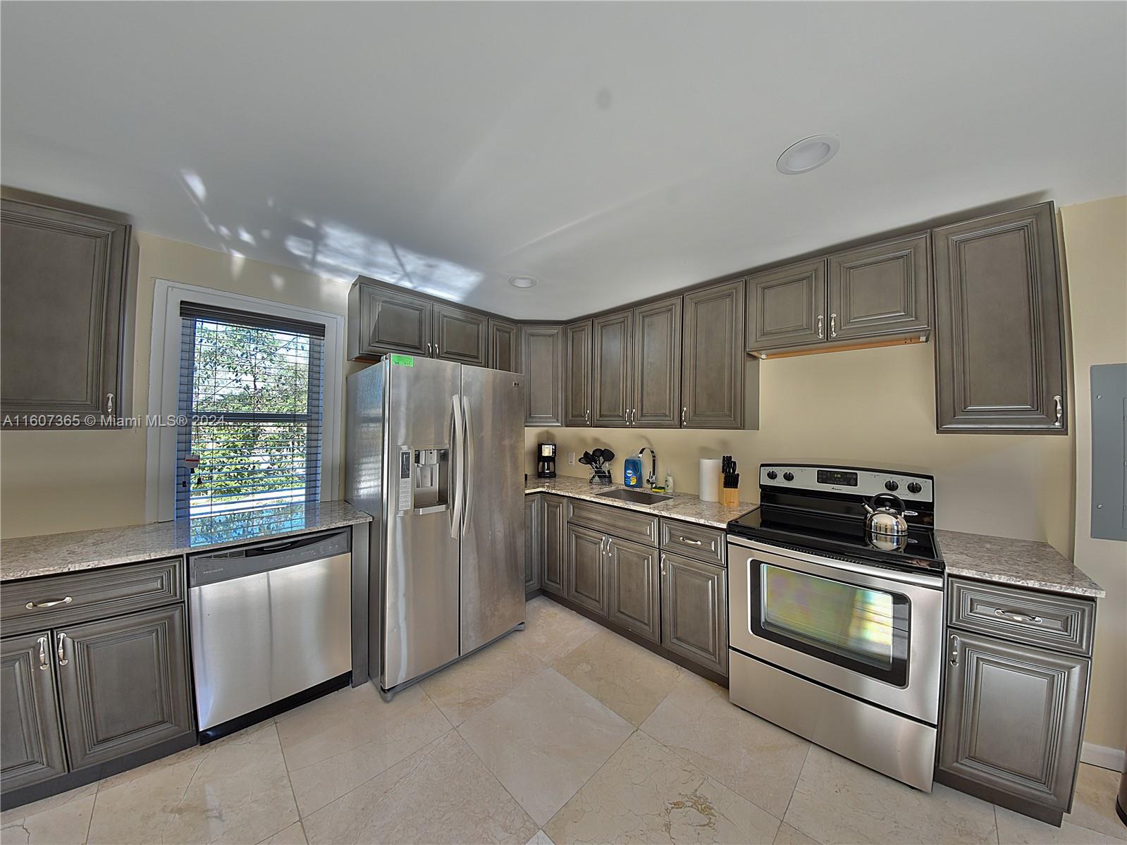HOLLYWOOD LITTLE RANCHES - Residential Lease
