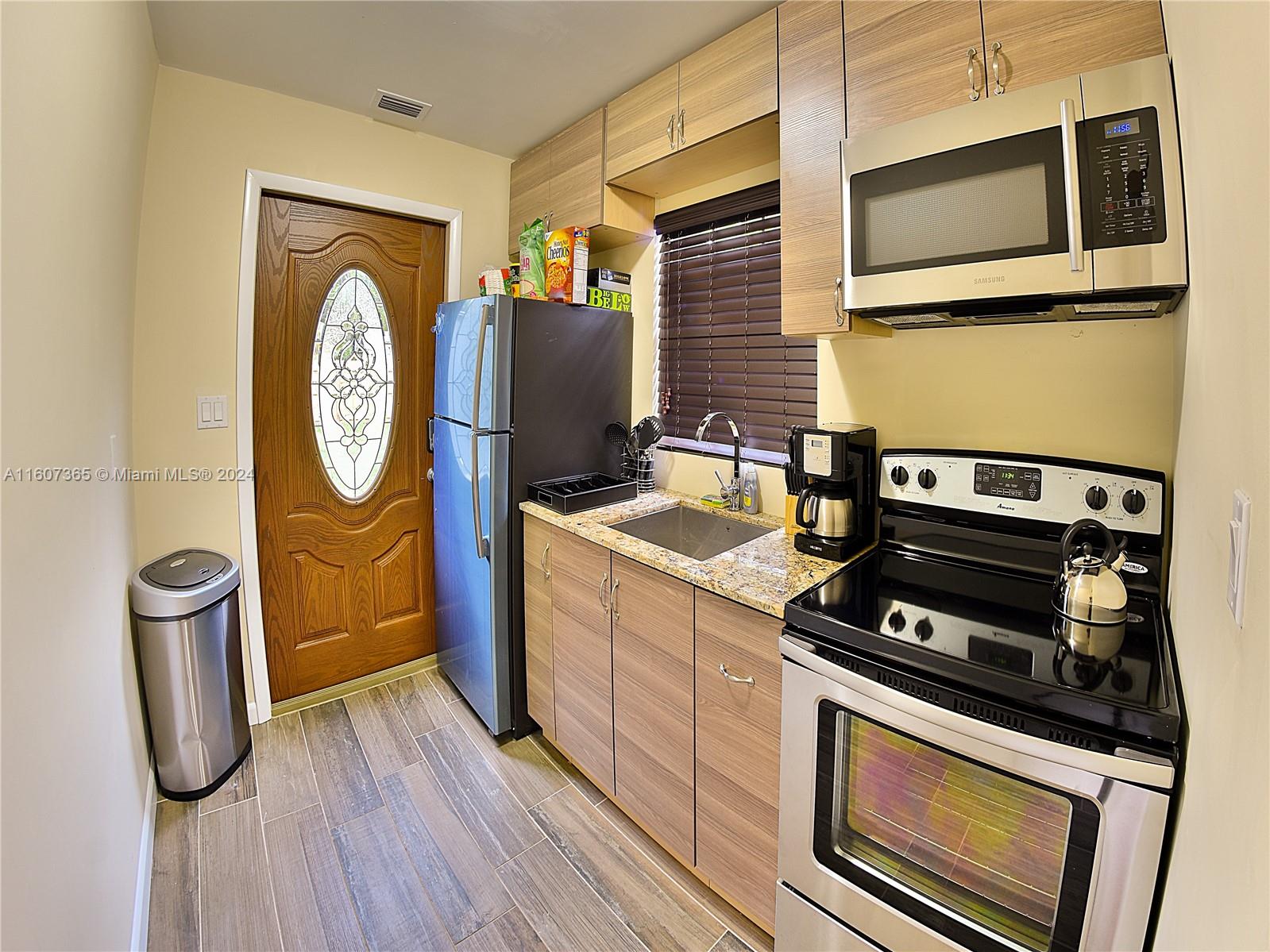 HOLLYWOOD LITTLE RANCHES - Residential Lease