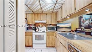 LARO GALLOWAY VILLAS COND - Residential