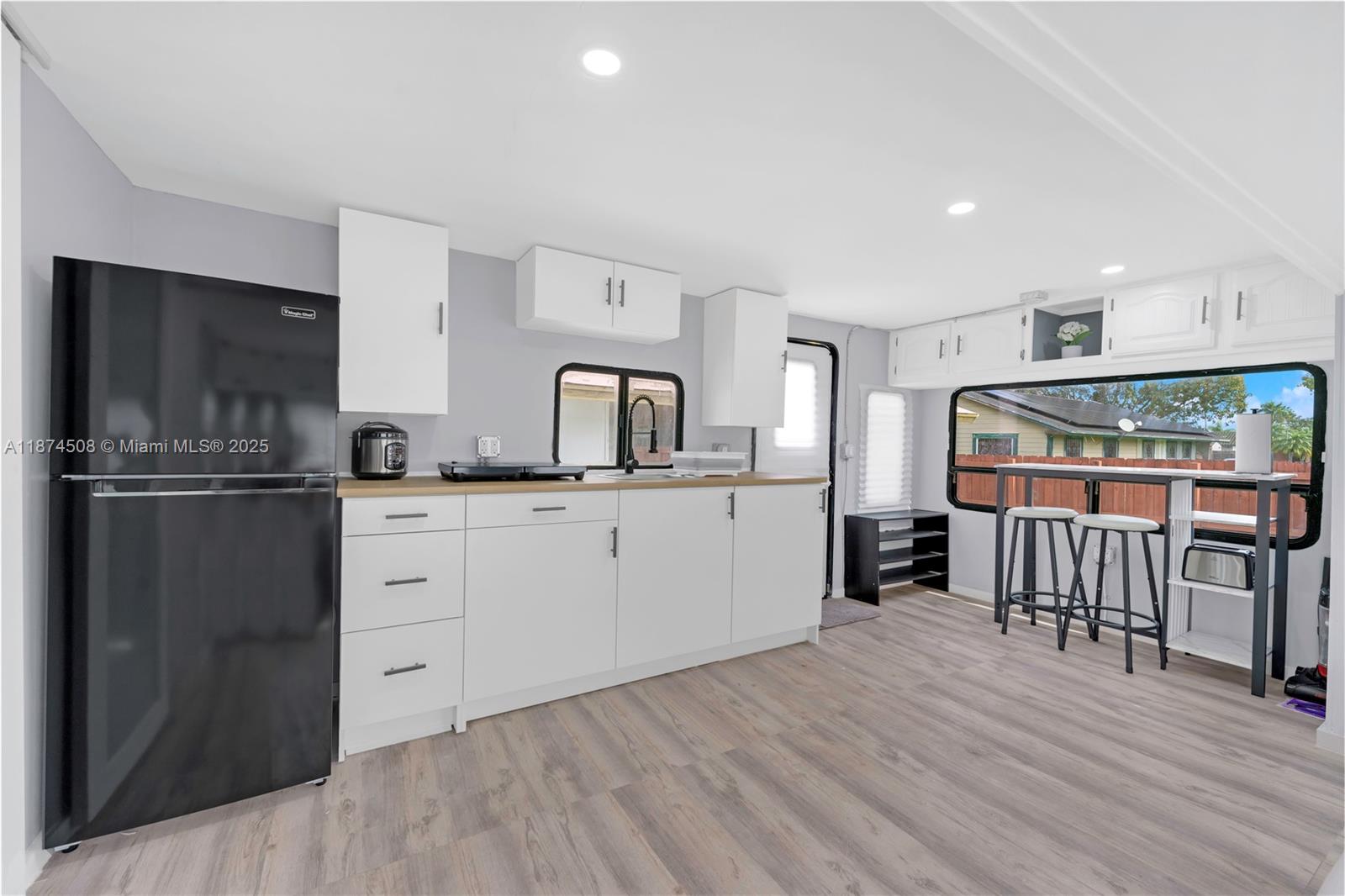 Newly available RV near Cutler Ridge Mall. Completely Remodeled 1 bedroom 1 bath, fully furnished, private entrance with space to lounge and relax after work.It comes fully equipped with water, internet, and electricity included.