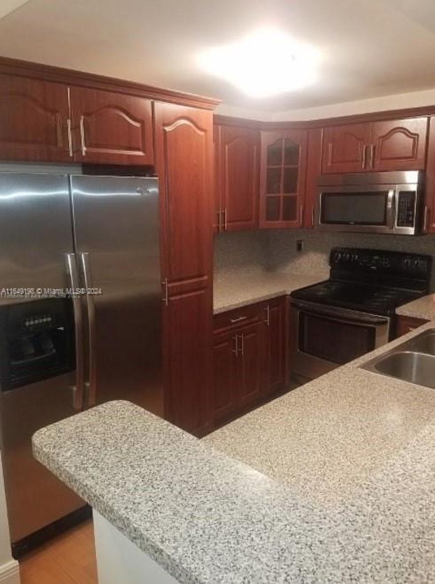 Spacious and rare 2 bed, 2 bath apartment. close to highways, parks, and supermarkets. 
good investment opportunity.