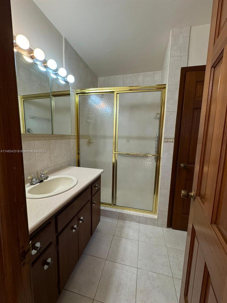 SKY LAKE - Residential Lease