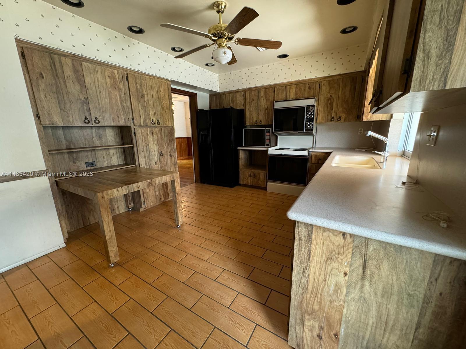 SKY LAKE - Residential Lease