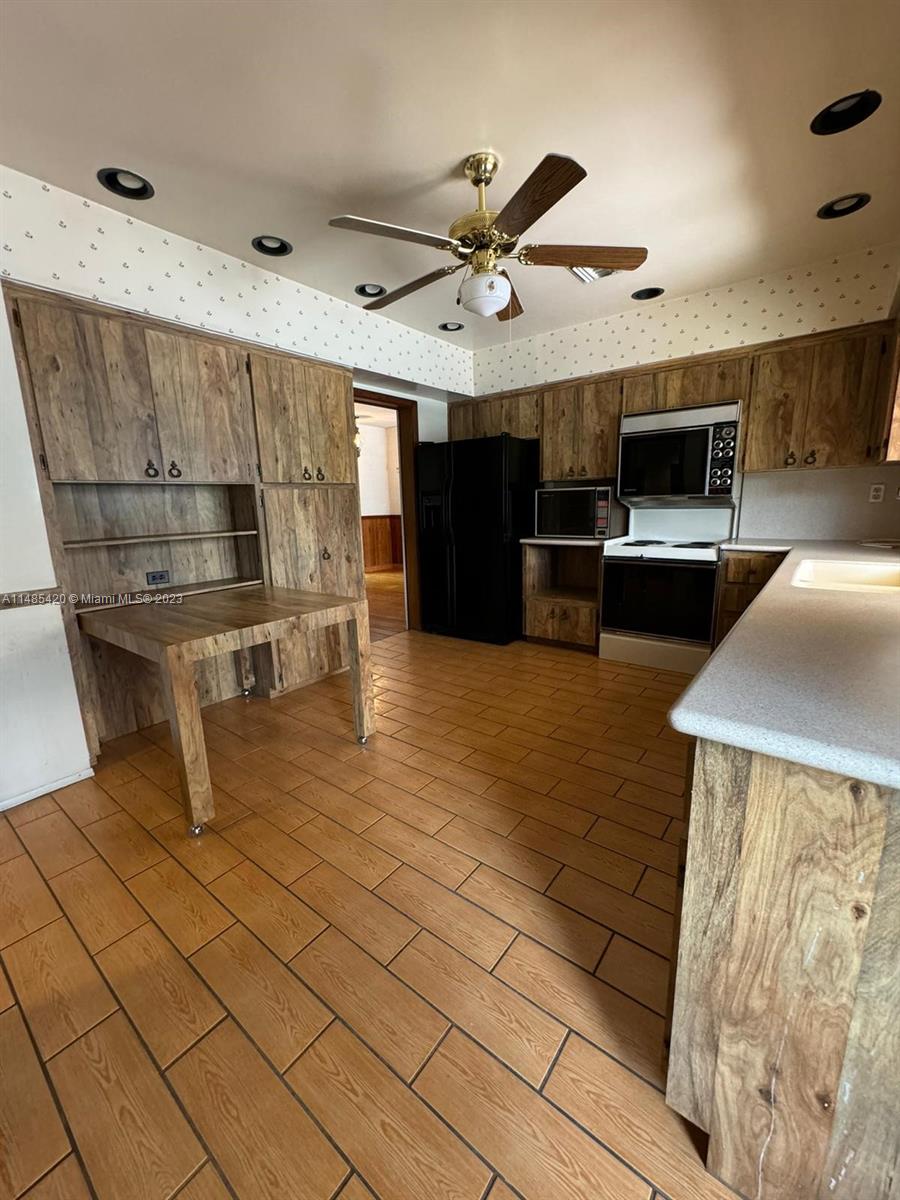 SKY LAKE - Residential Lease