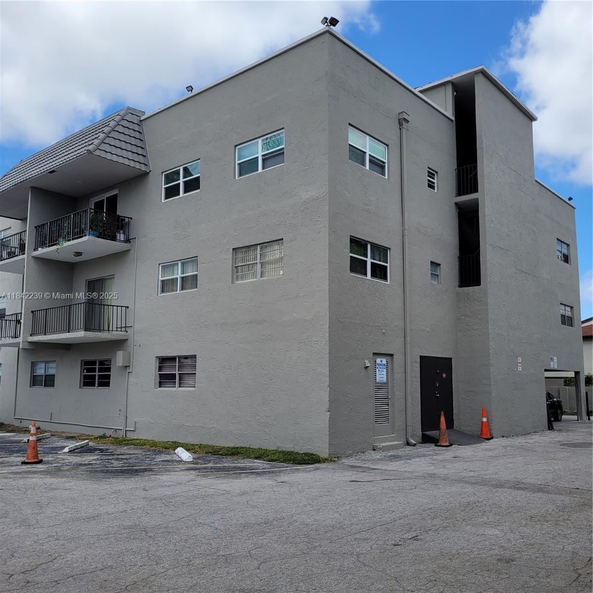 First floor unit, with assigned garage parking space right in front of unit, plenty of guest parking for a second car. All tile floors. Brand new kitchen just installed (appliances already installed). On County Line Rd, 10 minutes from Aventura Mall, 15 minutes from the beaches.