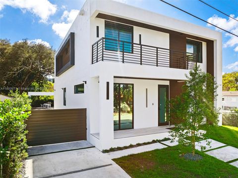 2572 NE 182nd Ter North Miami Beach FL 33160