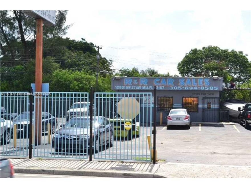 *** LOCATION, LOCATION, LOCATION ***; 
PROPERTY CONSIST OF A 24,168 SQ FT COMMERCIAL LOT WITH A 750 SQ FT OFFICE WHICH HAS BEEN DIVIDED INTO TWO SEPARATE SPACES OF APPROXIMATELY 375 SQ FT EACH. OWNER OCCUPIES HALF THE OFFICE AND HALF THE COMMERCIAL LOT AS R & R CAR SALES AND IS RENTING THE REMAINING HALF CONSISTING OF 375 SQ FT OFFICE SPACE AND 12,084 OF THE COMMERCIAL LOT. THE RENT IS $6,500 PER MONTH WITH A MINIMUM OF A ONE-YEAR LEASE. PAYMENT OF FIRST & LAST MONTH'S RENT ALONG WITH A $6,500 SECURITY DEPOSIT IS REQUIRED PRIOR TO OCCUPANCY.  
THERE IS SPACE FOR UP TO 70 CARS IN THE COMMERCIAL LOT BEING RENTED.