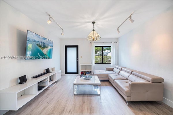 2520 SW 20TH ST, MIAMI, FL 33145 - Image 29bb1c5bbd1d561a6790f1e39ea0f82e/864158997