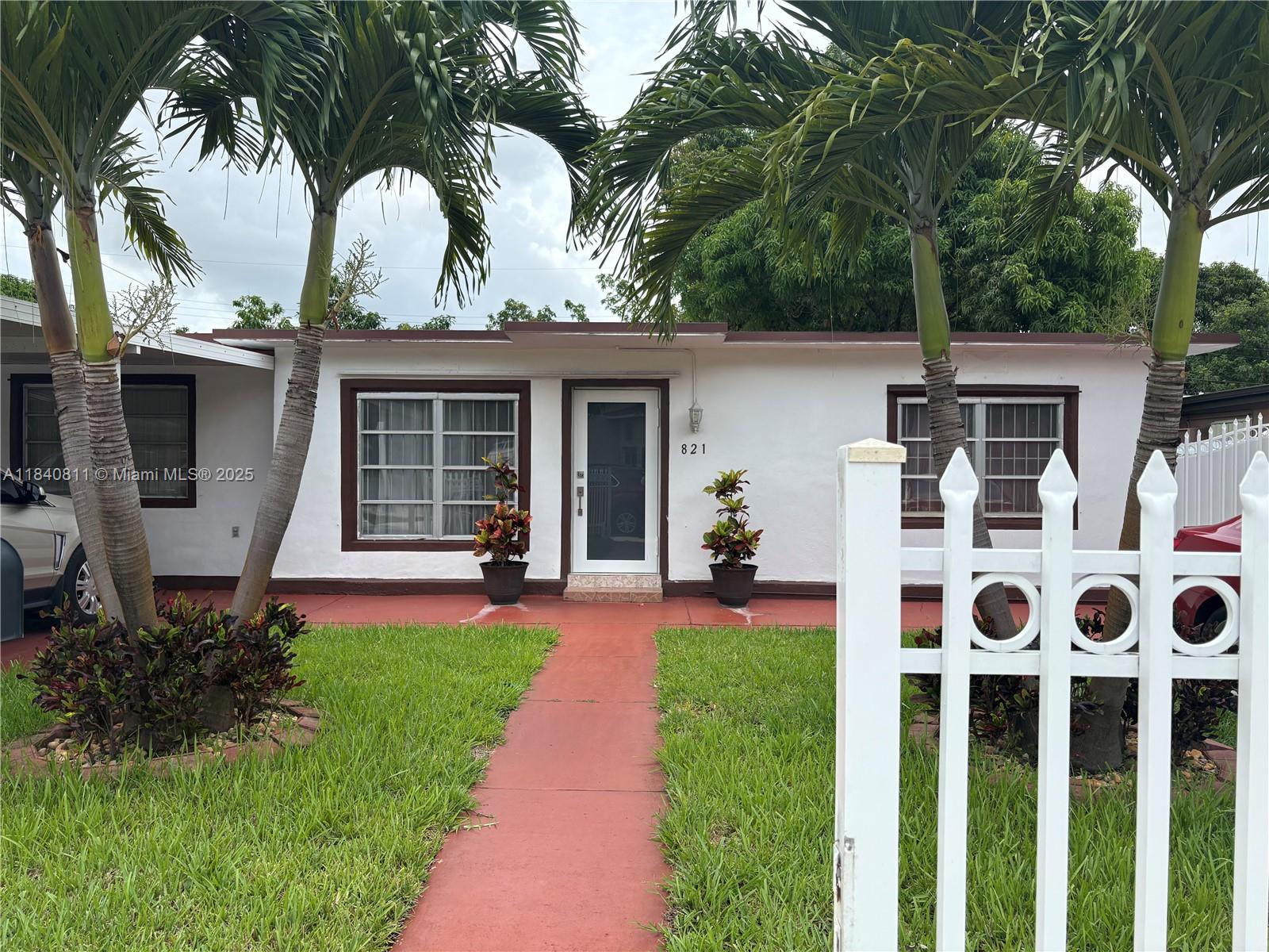 Beautiful and spacious house with 5 rooms and 3 bathrooms with a cozy Florida room in the heart of Hialeah, just 10 minutes from Miami International Airport, 15 minutes from downtown, and only 20 minutes from the beach. It has the possibility of accommodating 3 families separately. Don't hesitate to make your appointment as soon as possible; don't miss this great opportunity.
the house have more 1,700 sqft living