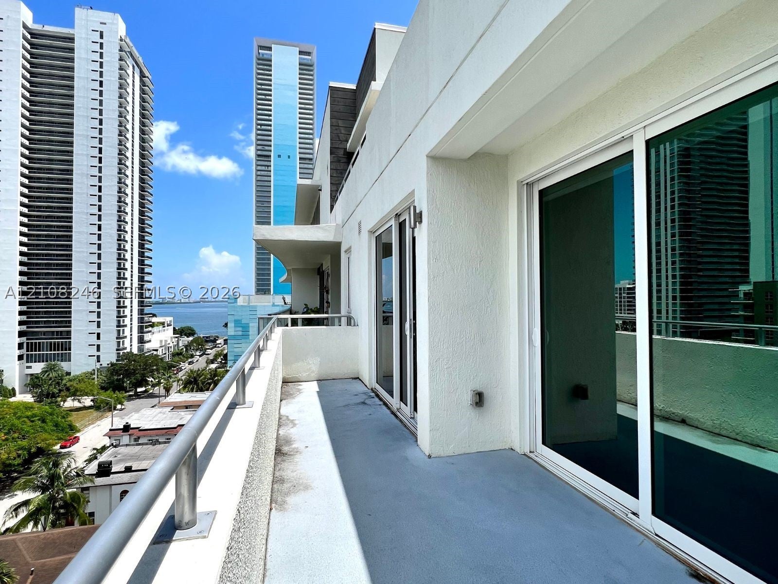 321 NE 26th St PH910