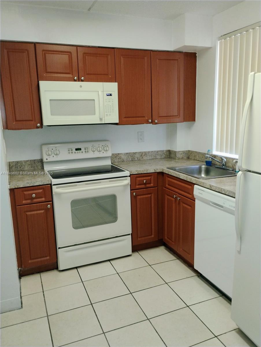 Very comfortable and spacious condo , Many Closets ,two story condo,it has 2 full bathrom and half bath on the first floor ,Club House with Gym The communtiy have twoo pool , Tennis court and Security Gate and more
very Clean Community NO PETS ALLOWED