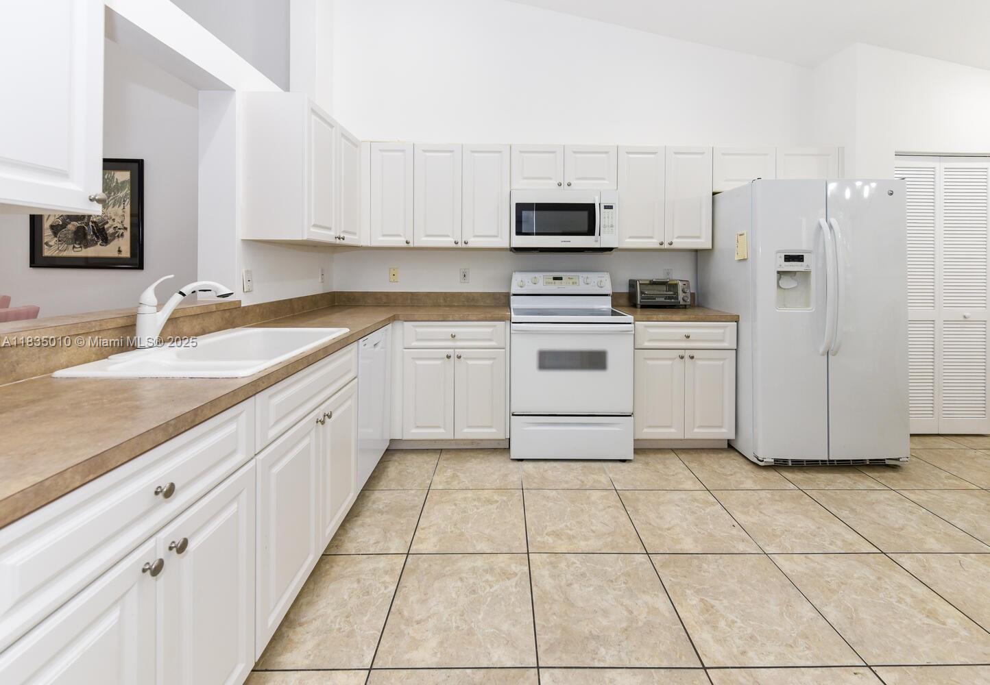 5570 Royal Lake Cir