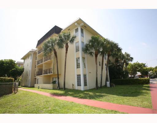 LARGE 1/1 CONDO IN POPULAR CAPRI GARDENS. WALK TO BARRY U. NEW TILE FLOORS THROUGHOUT. NICE KITCHEN WITH PASS THROUGH TO DINING AREA. CENTRAL AIR/HEAT. BALCONY. COMMUNITY POOL, TENNIS, FITNESS ROOM. WELL MAINTAINED PROPERTY WITH ON SITE MANAGER. ALL OFFER S TO LEASE MUST BE ACCOMPANIED BY PROOF OF INCOME, PROOF OF EMPLOYMENT AND A FULLY COMPLETED APPLICATION.