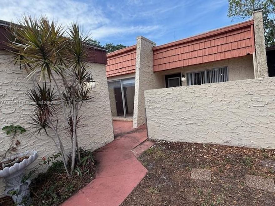 3/2  Corner Villa in Spyglass neighborhood ALL AGES welcome, ***NEW ROOF***big trees, quiet streets. Boasting a 1 car garage on a Culd-a-sac.  Dual Patios to enjoy outdoors, one is screened in. Updated tile flooring throughout. Community Pool, Pets ok, and can be rented immediately.

The seller is paying the special assessment with a reasonable offer about  $9500