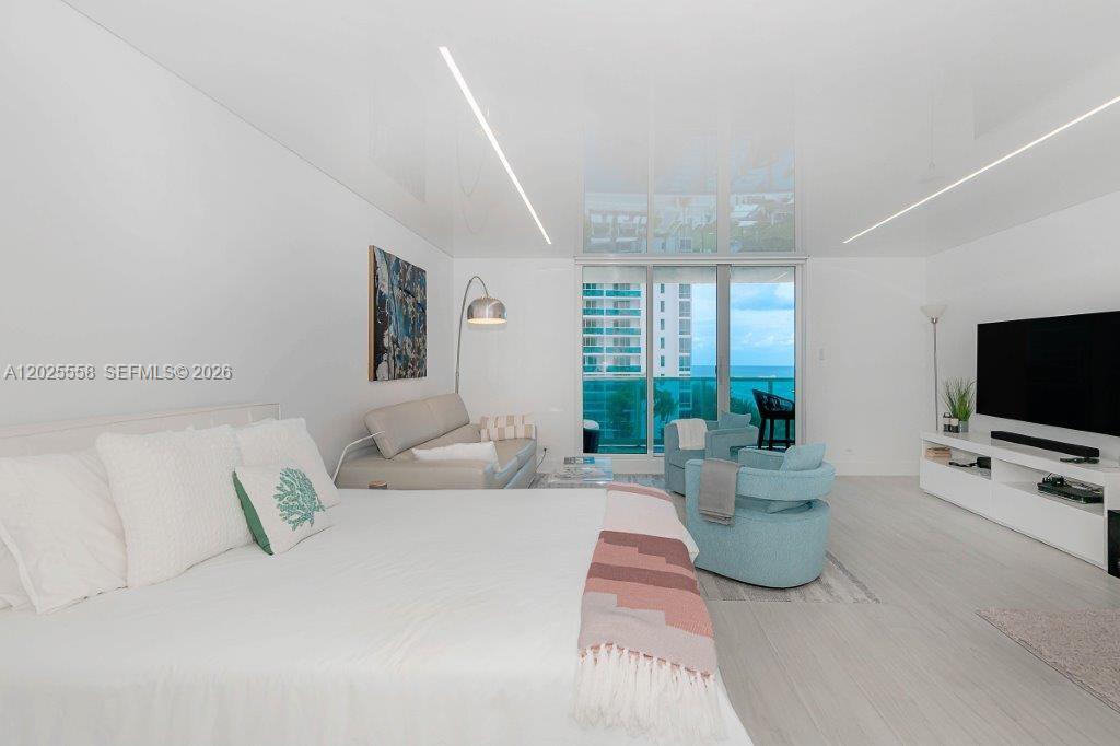 2301 Collins Ave 811