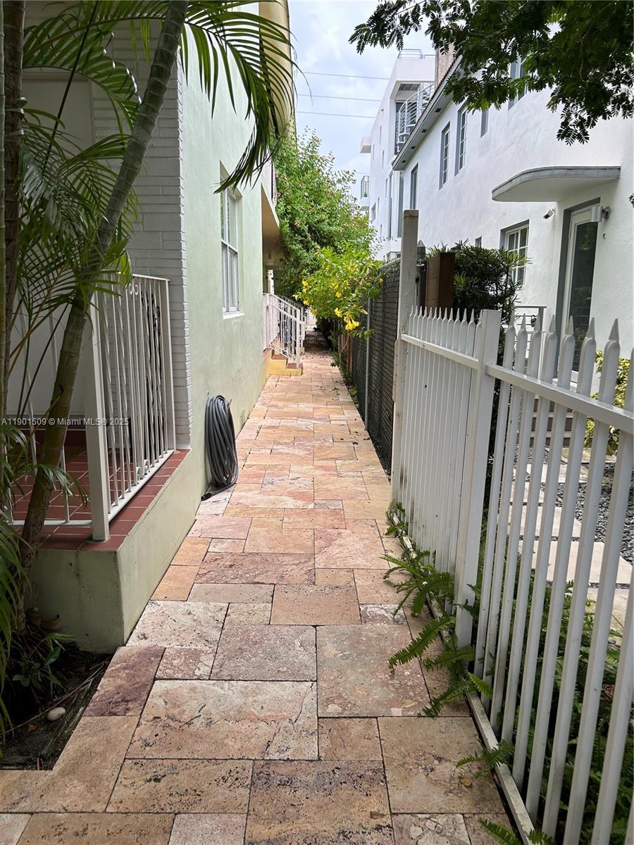 THE PINEAPPLE CONDO - Residential Lease