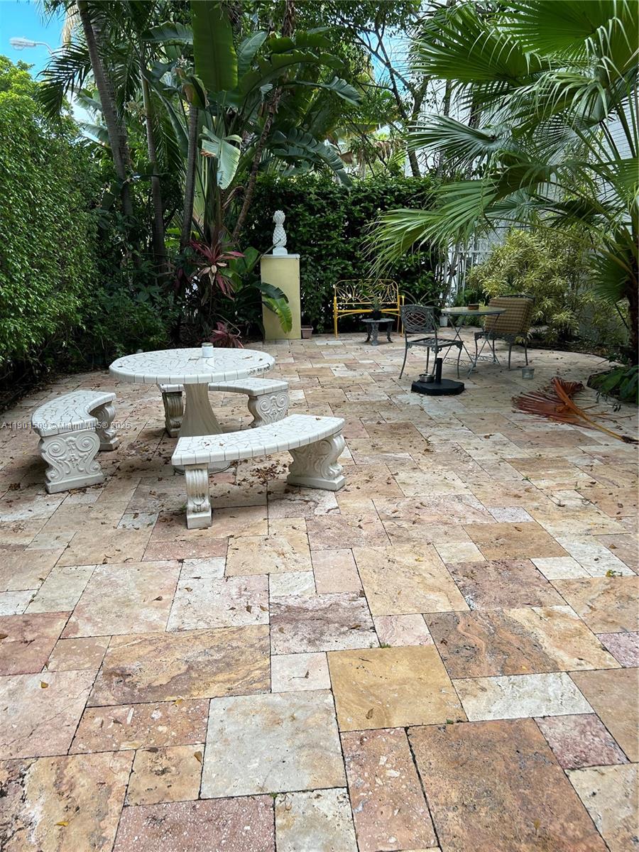 THE PINEAPPLE CONDO - Residential Lease