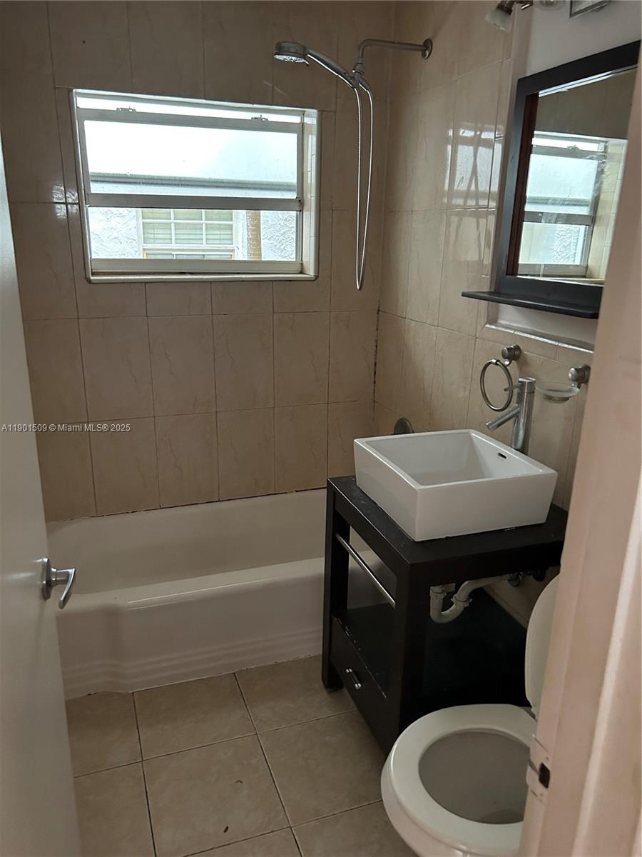 THE PINEAPPLE CONDO - Residential Lease