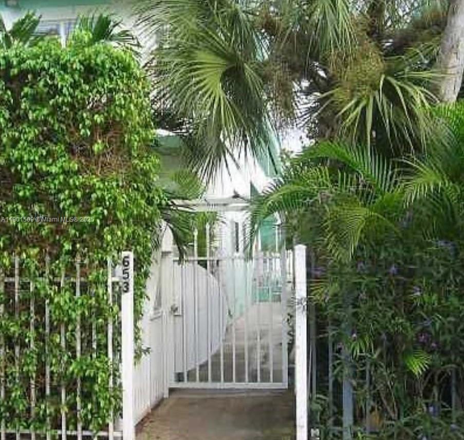 THE PINEAPPLE CONDO - Residential Lease