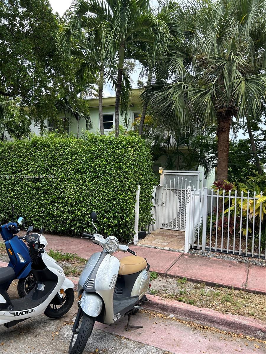 THE PINEAPPLE CONDO - Residential Lease