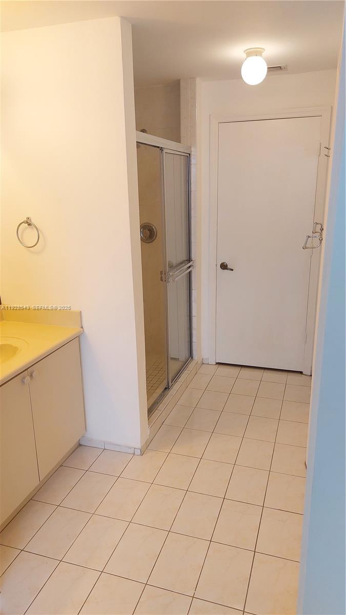 THE COURTS AT DORAL ISLES - Residential Lease