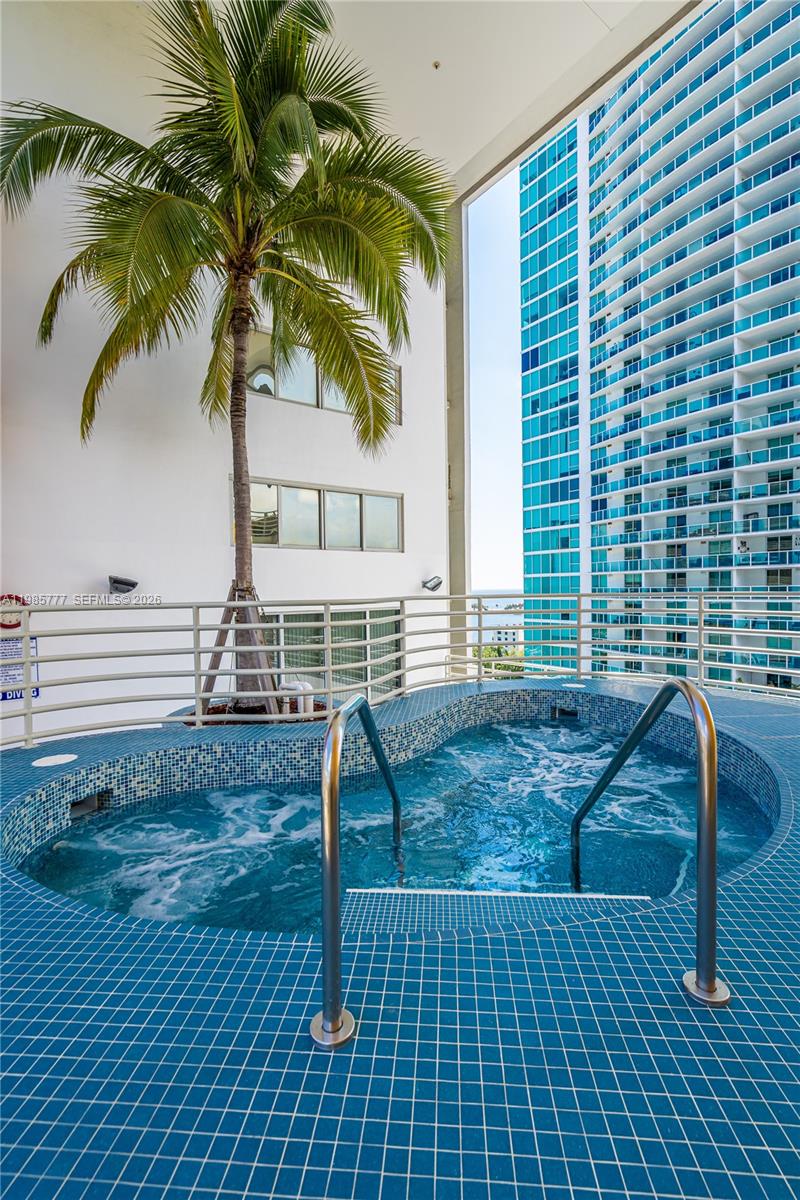 ATLANTIS ON BRICKELL COND - Residential