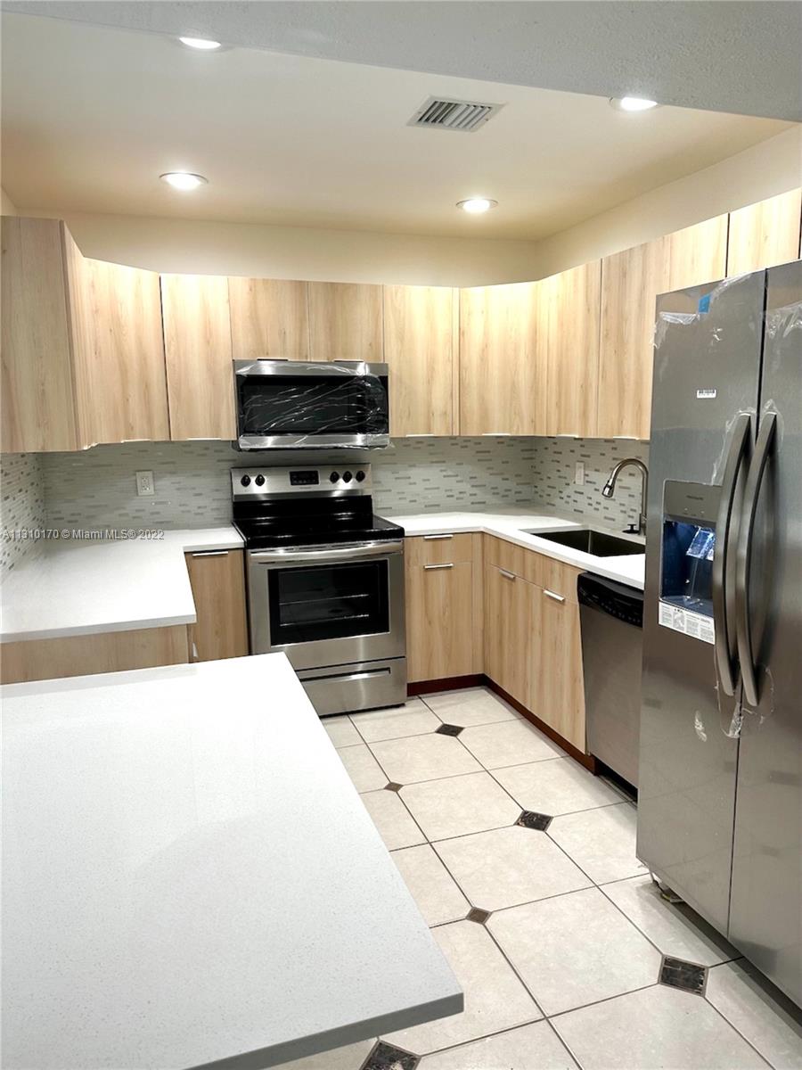 Photo 3 of 18 of listing 2904a9a7-9b6b-4d98-9a1e-da439f5e41b8 townhome