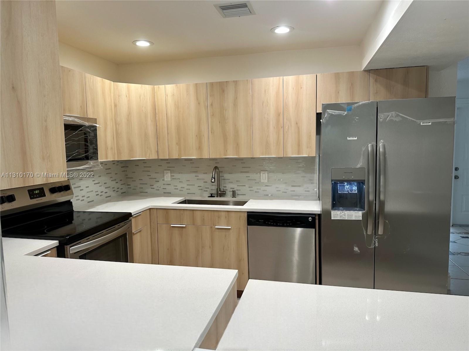 Photo 2 of 18 of listing 2904a9a7-9b6b-4d98-9a1e-da439f5e41b8 townhome
