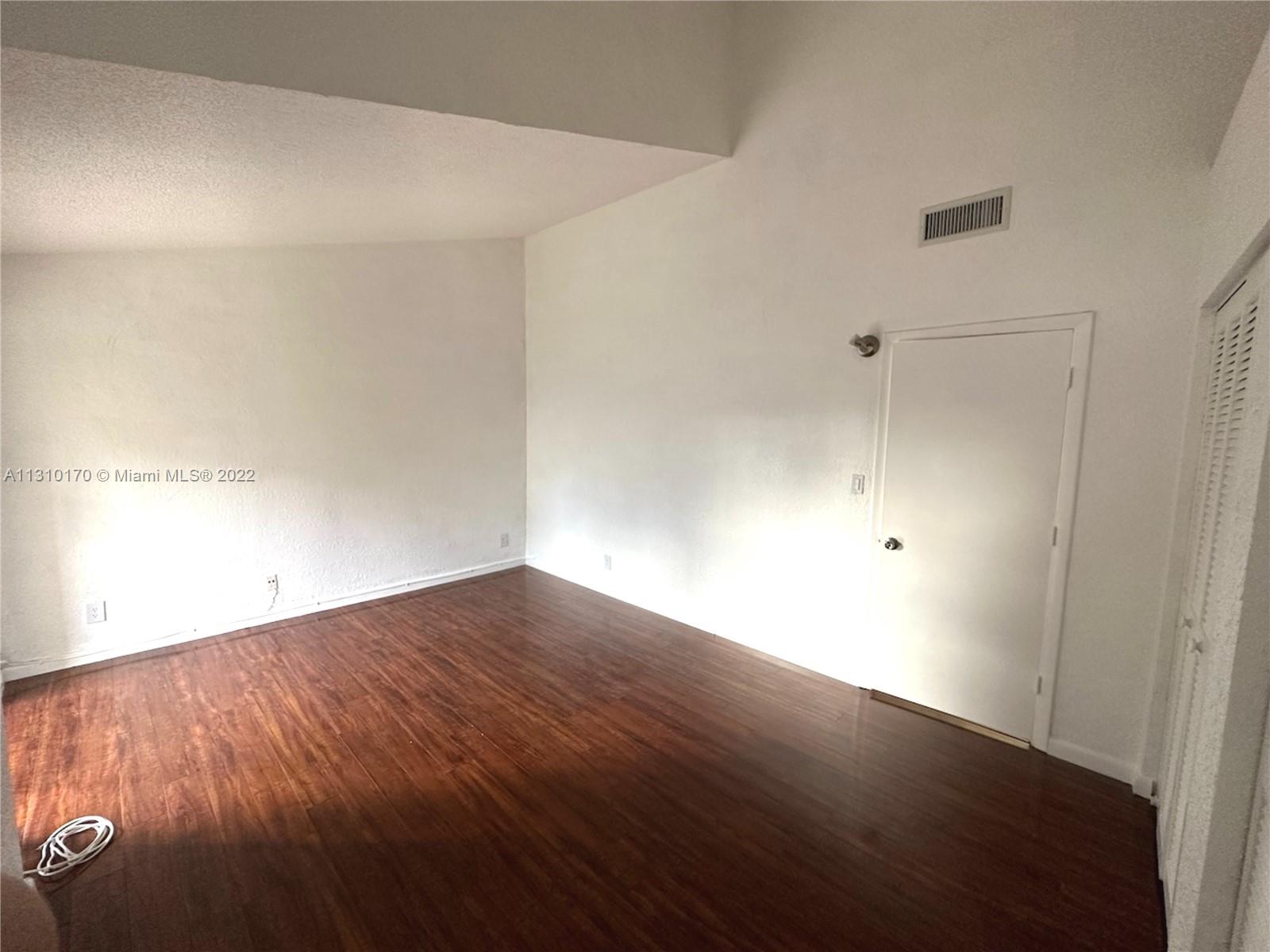 Photo 11 of 18 of listing 2904a9a7-9b6b-4d98-9a1e-da439f5e41b8 townhome
