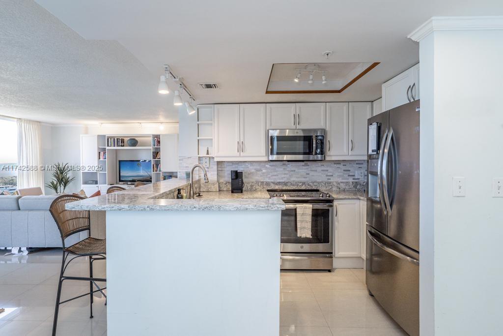 2951 S Bayshore Dr 907/909