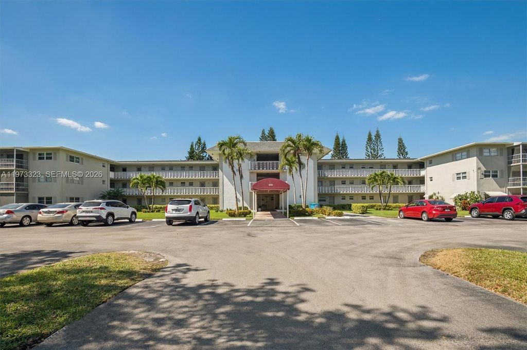 Photo of 1000 Hillcrest Ct #303, Hollywood, FL 33021 (MLS # A11973323)