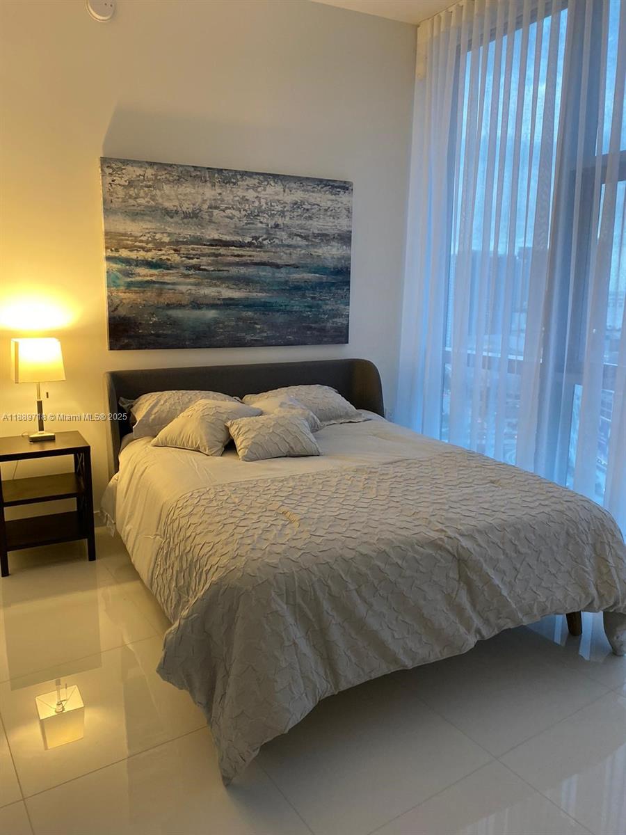 PARAMOUNT MIAMI WORLDCENT - Residential Lease