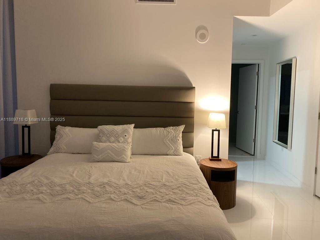 PARAMOUNT MIAMI WORLDCENT - Residential Lease