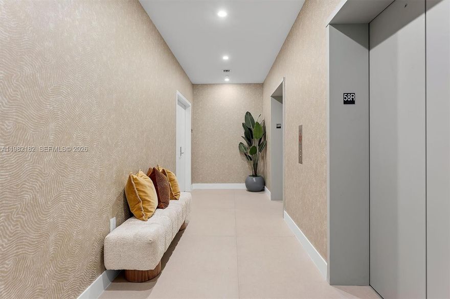 This luxury penthouse, newly built, has 11-foot ceilings and a spacious living room that opens onto a 10-foot balcony overlooking the sea. The 4 private suites, each with its own bathroom, are complemented by a courtesy toilet. Enjoy two swimming pools, a spa, a gym, and a private garage for 3 cars. It is an exclusive jewel for those looking for maximum refinement.