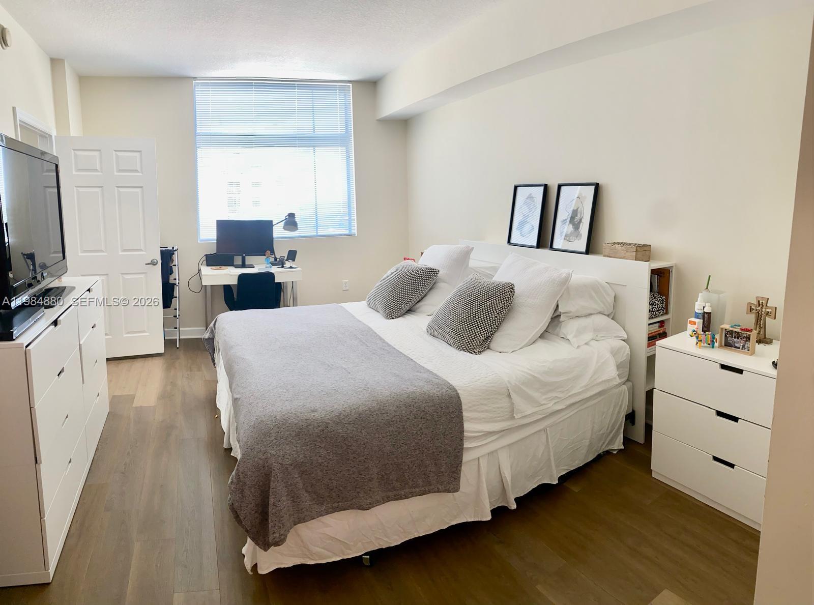 HOLLYWOOD STATION RES CON - Residential