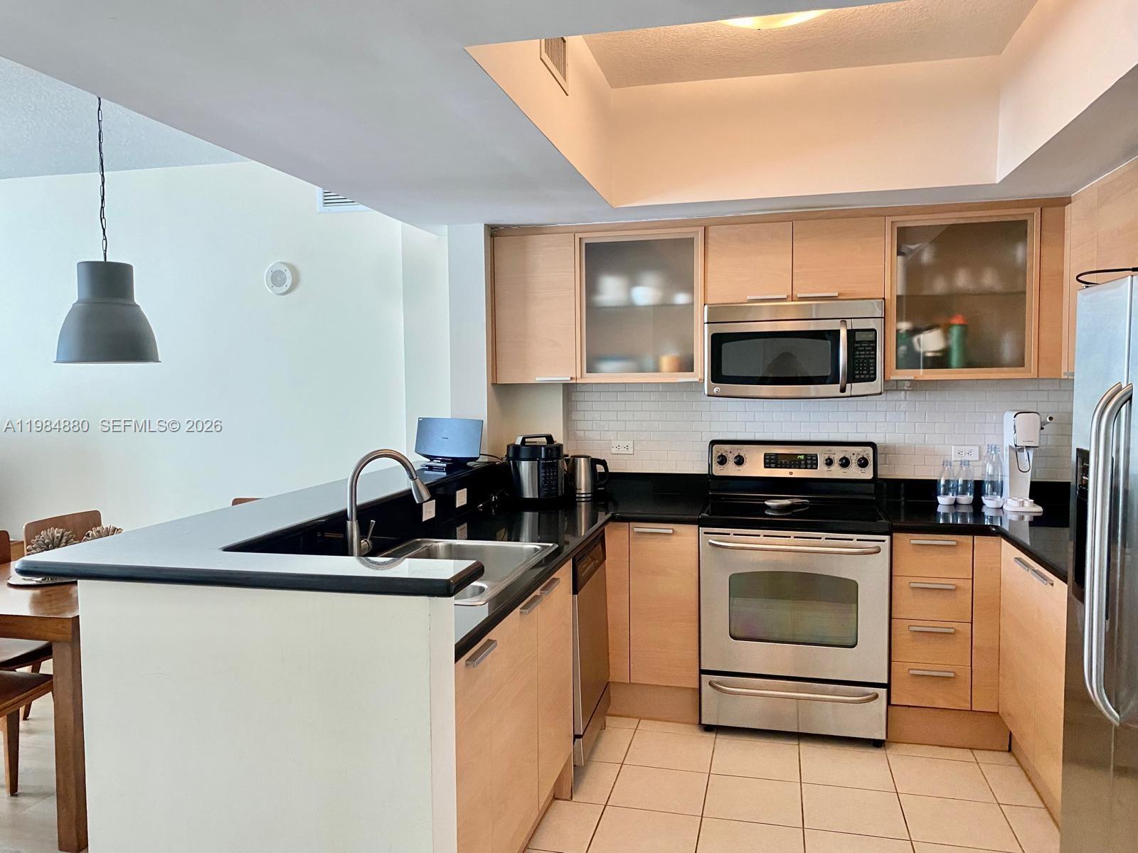 HOLLYWOOD STATION RES CON - Residential