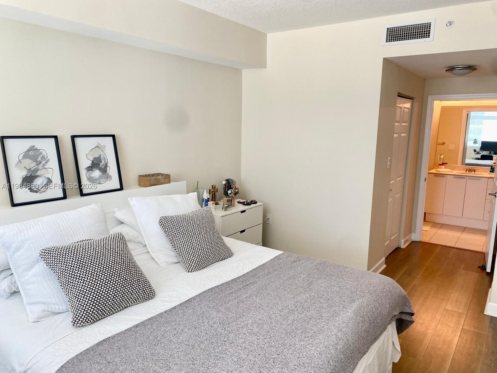 HOLLYWOOD STATION RES CON - Residential