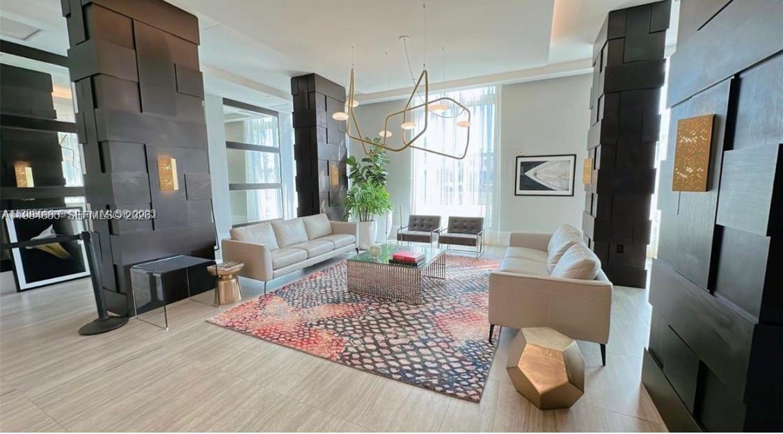 HOLLYWOOD STATION RES CON - Residential