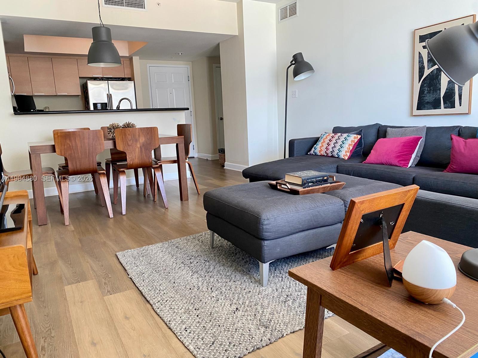 HOLLYWOOD STATION RES CON - Residential