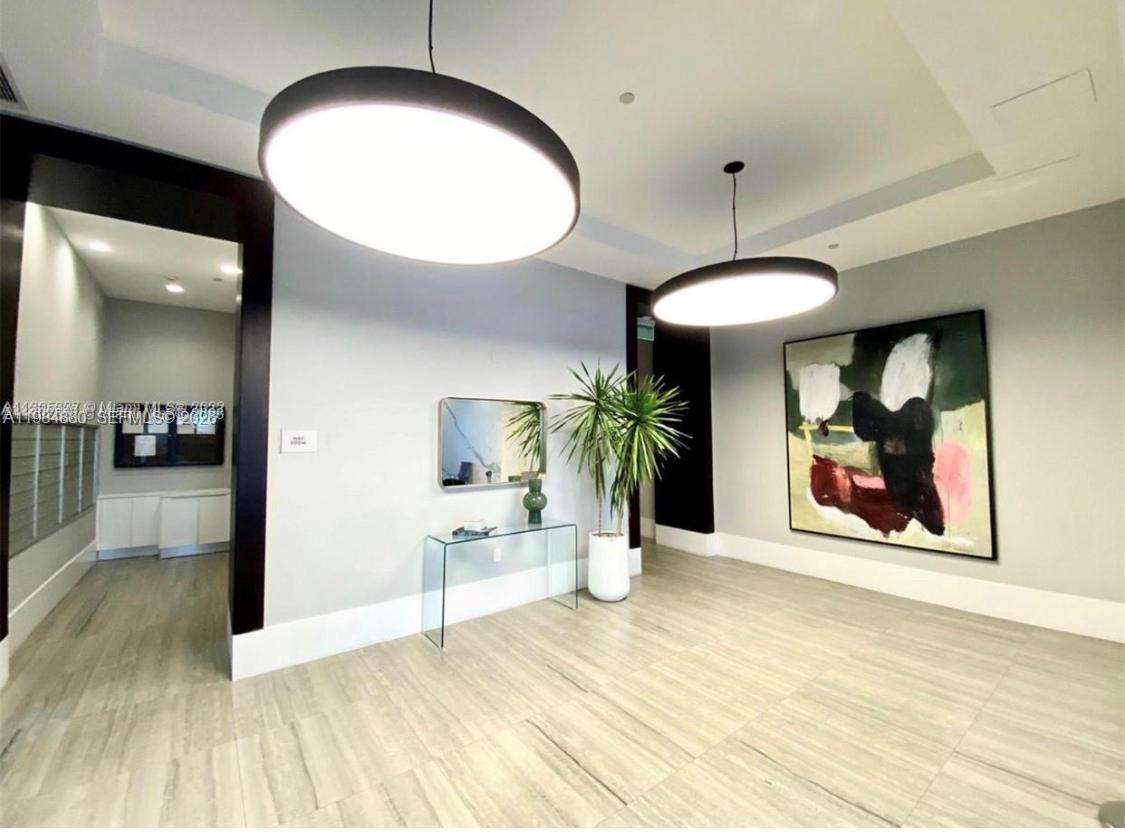 HOLLYWOOD STATION RES CON - Residential