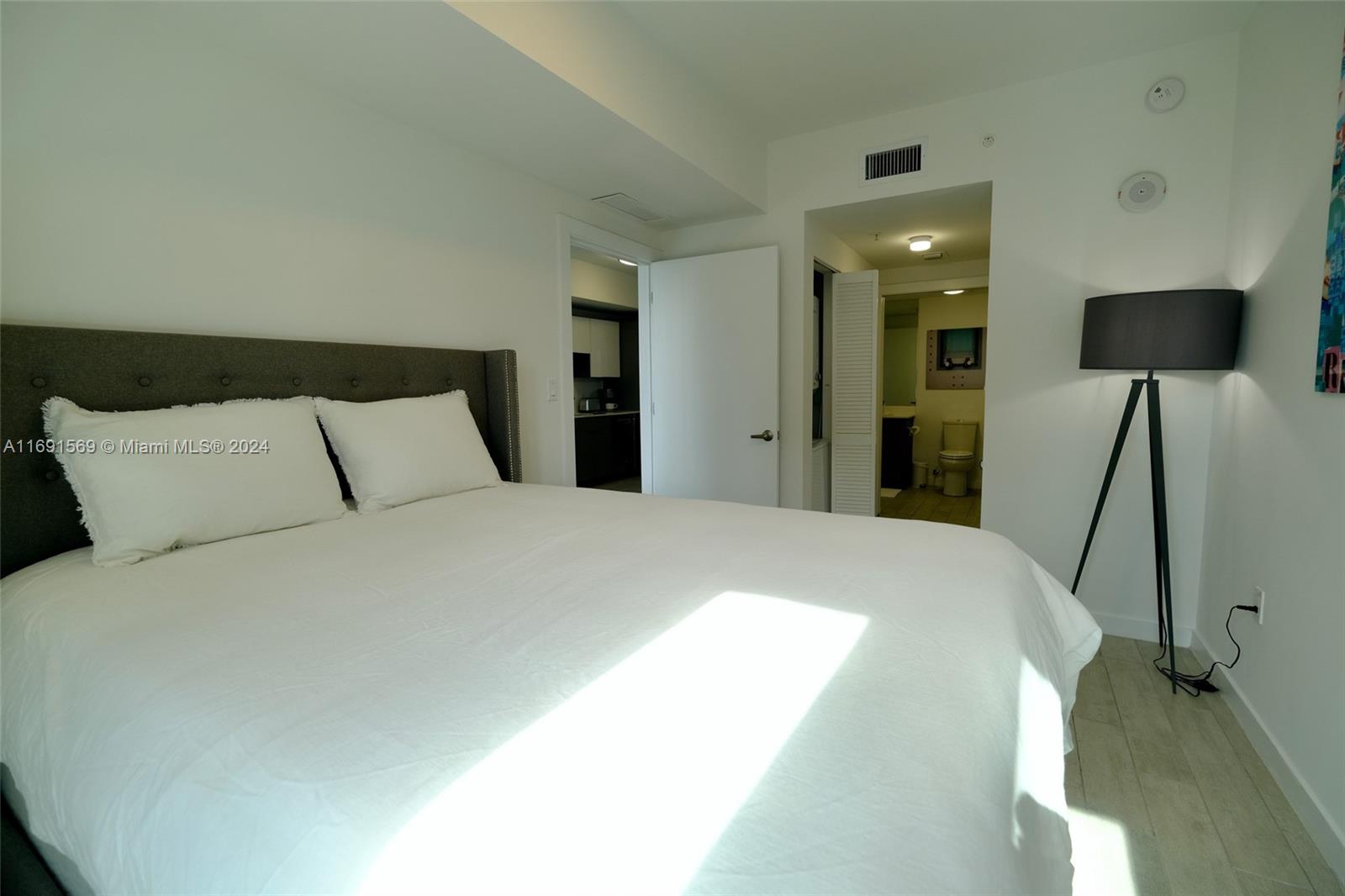 26 EDGEWATER CONDO - Residential Lease