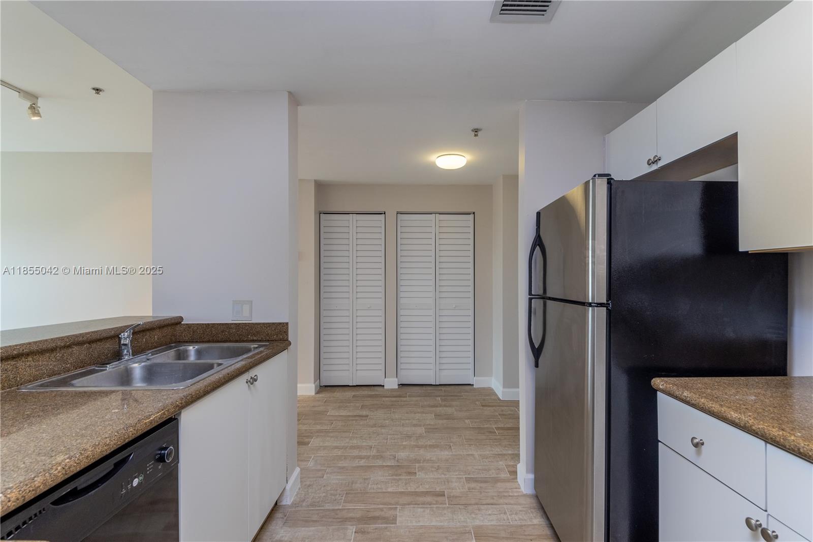 SHAMROCK BY THE GABLES CO - Residential Lease