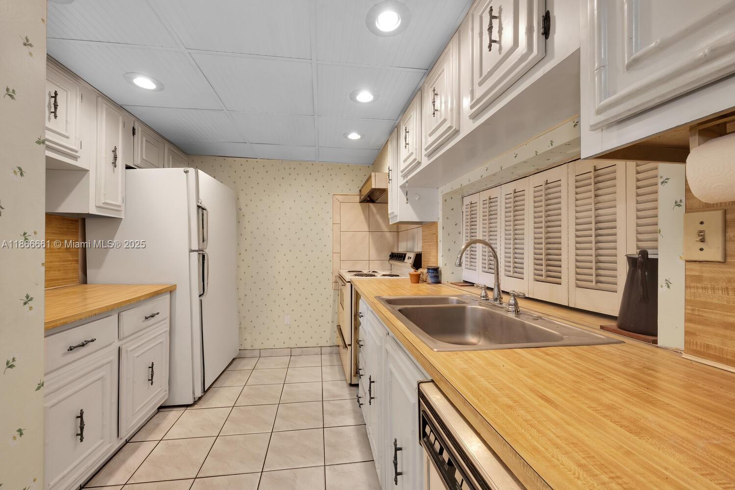 GRAPETREE TOWNHOUSE CONDO - Residential