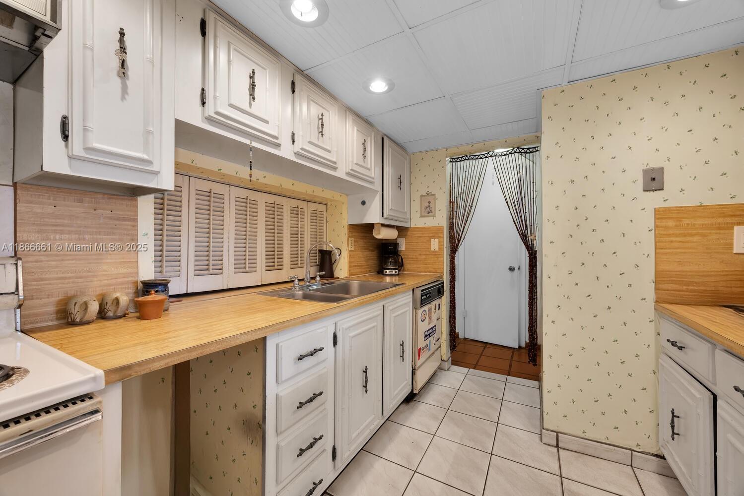 GRAPETREE TOWNHOUSE CONDO - Residential