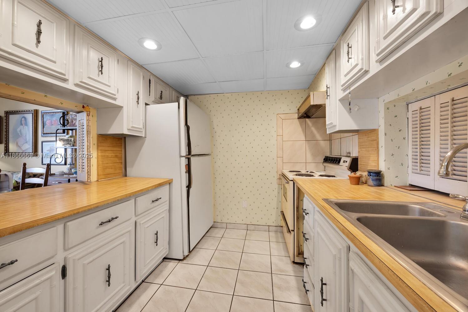 GRAPETREE TOWNHOUSE CONDO - Residential