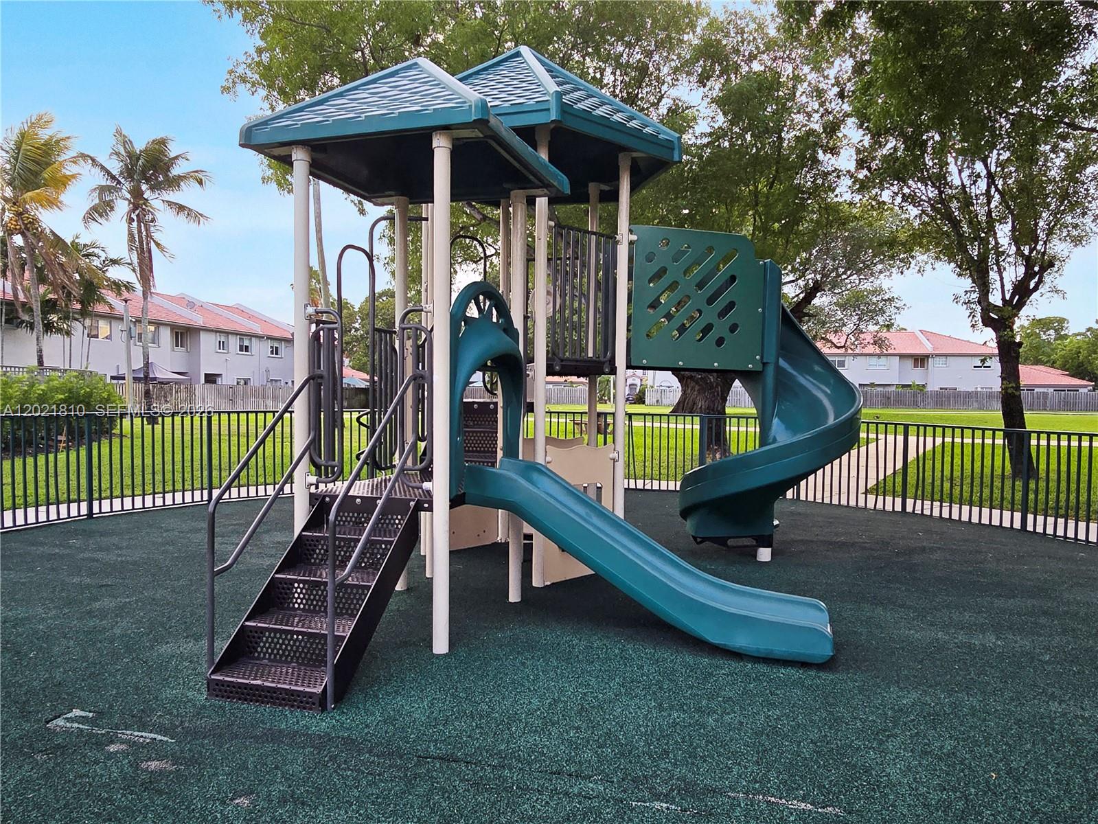 DORAL LANDINGS TOWNHOMES - Residential