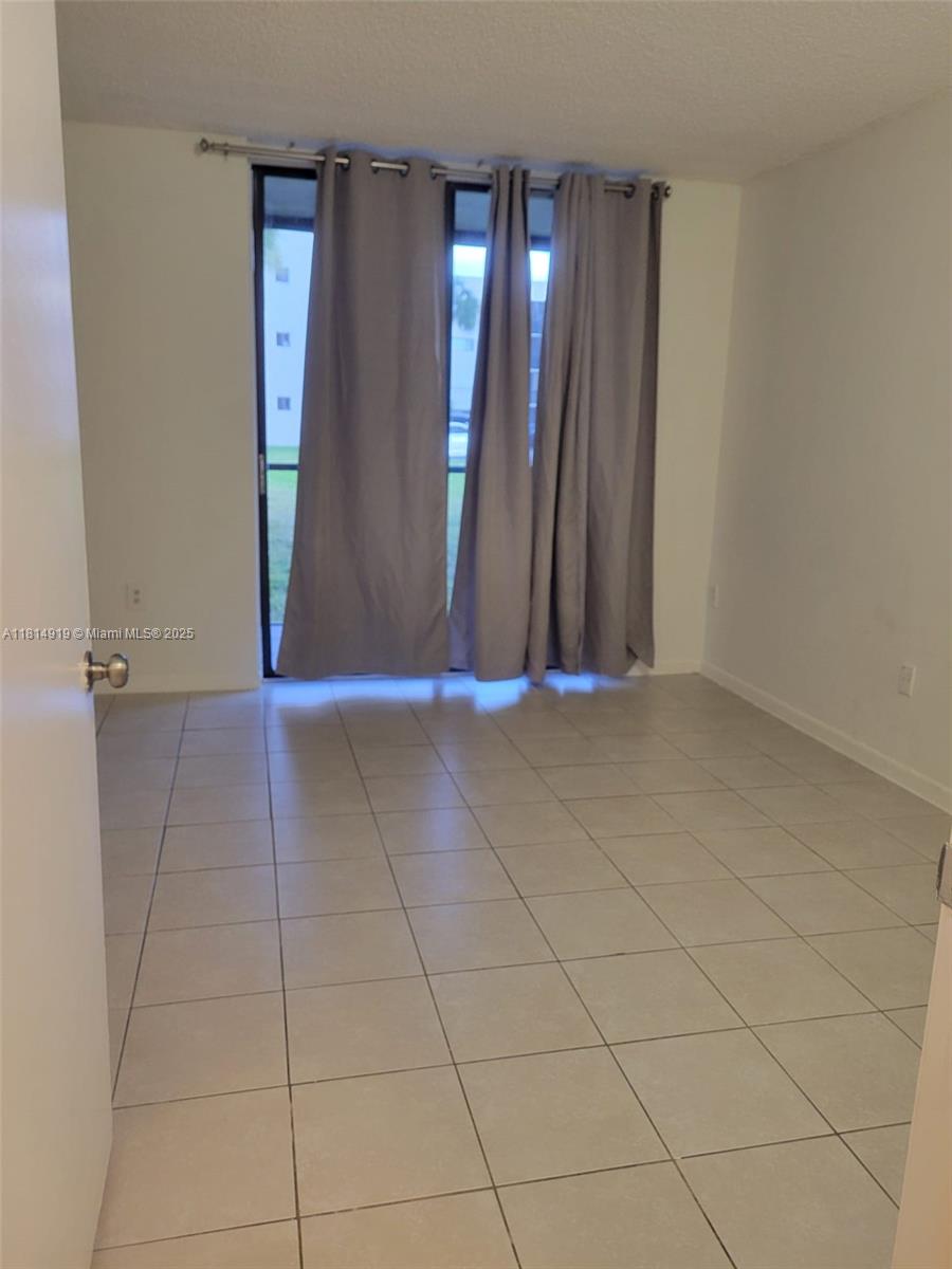 HORIZONS WEST CONDO #4 - Residential